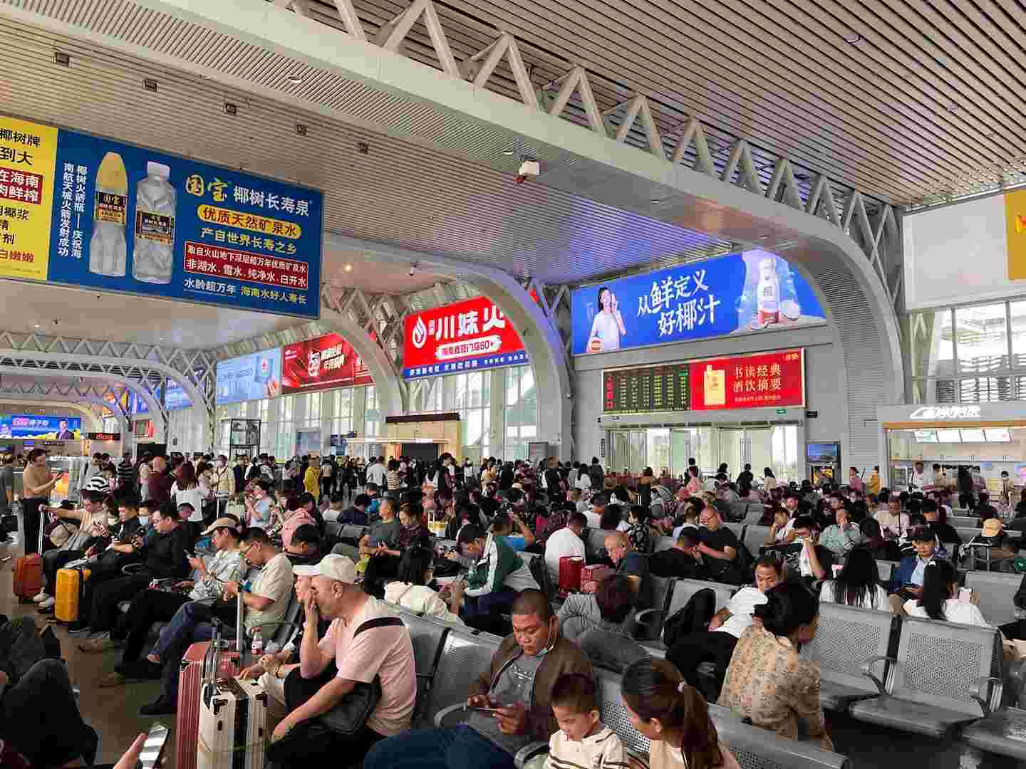 ?？跂|站高鐵廣告價(jià)格收費(fèi)，?？诟哞F東站候車大廳廣告牌春運(yùn)熱門(mén)