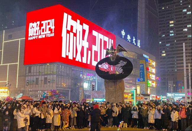 大連LED大屏廣告價(jià)格收費(fèi)標(biāo)準(zhǔn)，大連商圈樓體大屏廣告西安路吾悅