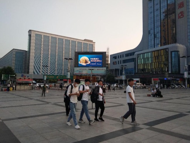 鄭州LED大屏廣告價(jià)格收費(fèi)標(biāo)準(zhǔn)，鄭州機(jī)場(chǎng)火車(chē)后戶外LED大屏廣告