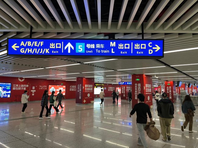 南寧地鐵廣告價格收費(fèi)，南寧地鐵廣西大學(xué)站廳站臺墻貼包柱廣告
