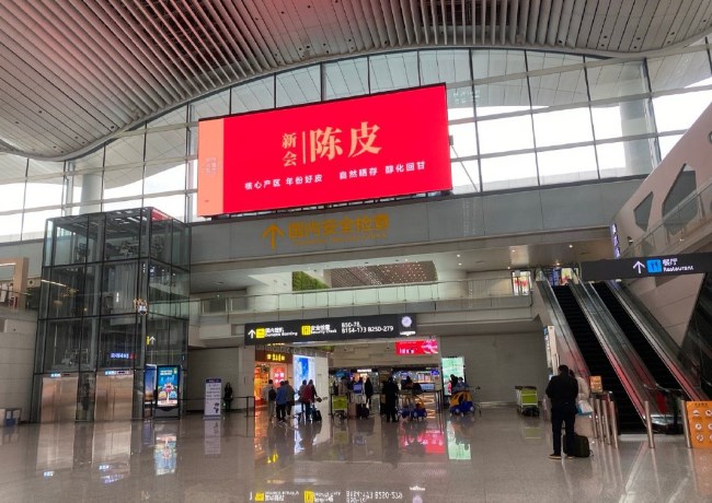 廣州機場出發(fā)值機大廳熱門廣告位案例，廣州白云機場廣告價格收費