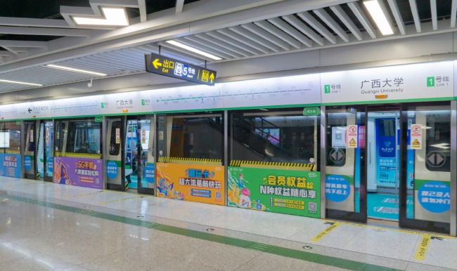 南寧地鐵廣告價格收費，南寧地鐵站臺屏蔽門玻璃貼廣告優(yōu)勢分析