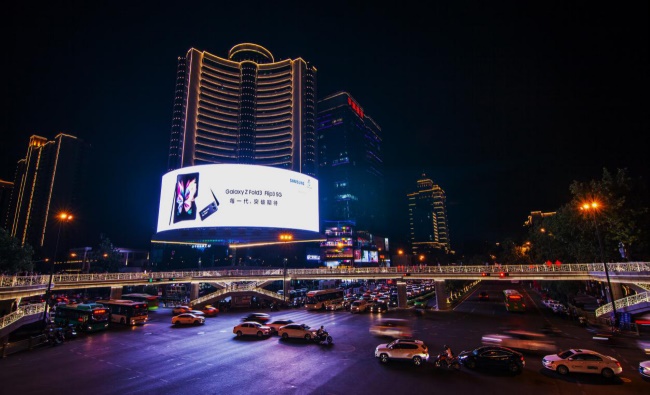西安小寨國貿弧形LED大屏廣告價格，西安小寨十字天橋地標大屏廣告