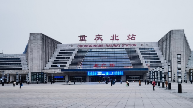 重慶北站廣告價格收費，重慶北高鐵站進(jìn)站口打卡點門楣LED大屏廣告
