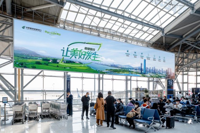 濟南遙墻機場候機大廳正中央巨幅大牌燈箱，濟南機場廣告價格收費