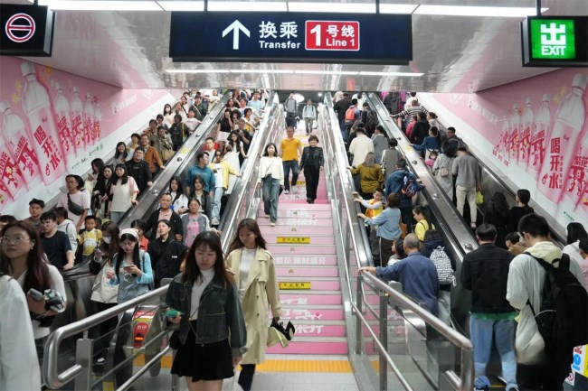 福州地鐵廣告價(jià)格收費(fèi)，福州地鐵南門兜站換乘扶梯通道墻貼廣告