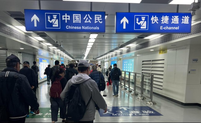 深圳羅湖口岸往香港過關(guān)必經(jīng)通道燈箱廣告牌，羅湖口岸廣告價(jià)格