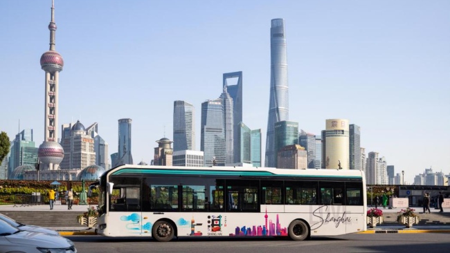 上海公交廣告車(chē)身貼紙巴士廣告線(xiàn)路案例圖，上海公交車(chē)巴士廣告價(jià)格收費(fèi)