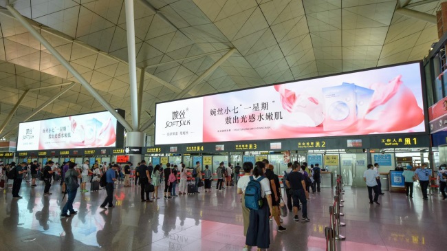 沈陽(yáng)機(jī)場(chǎng)航站樓出發(fā)大廳安檢口上方LED大屏廣告，沈陽(yáng)機(jī)場(chǎng)廣告價(jià)格
