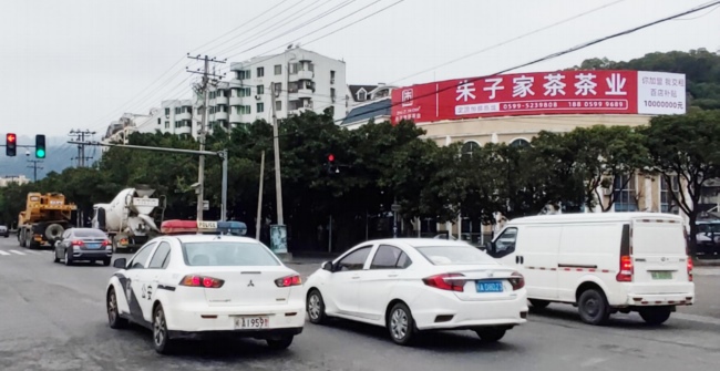 福州馬尾福馬路快安路交叉口樓頂廣告牌，福州戶外大牌廣告價(jià)格