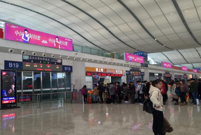 深圳北站候車大廳檢票口燈箱廣告，深圳北高鐵站廣告價(jià)格