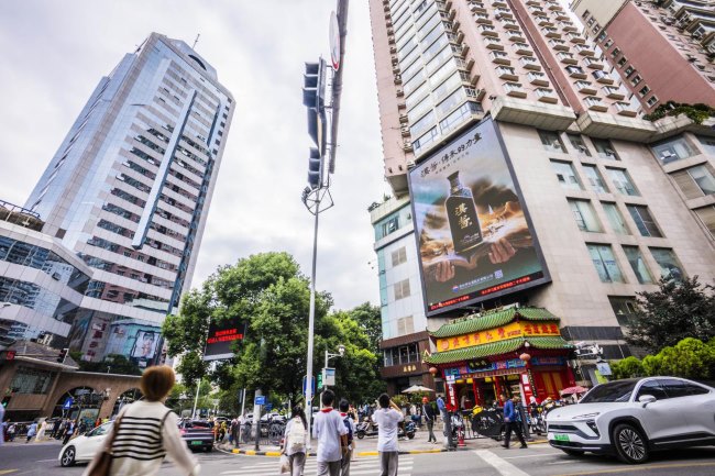 貴陽南明荔星名店路口同仁堂上方LED廣告，貴陽LED大屏廣告價(jià)格收費(fèi)