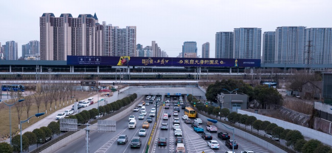 西安東二環(huán)金花隧道鐵路圍擋大牌廣告，西安最大戶外大牌廣告價(jià)格