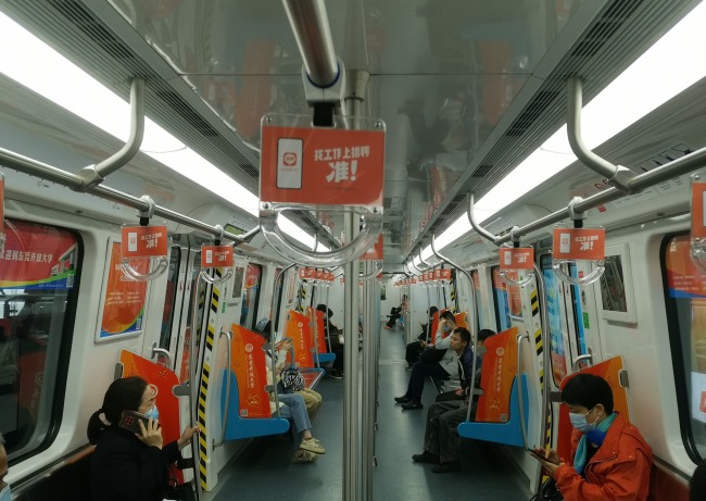 東莞地鐵車廂內(nèi)包車廣告站臺蔽門貼廣告案例，東莞地鐵廣告牌價格