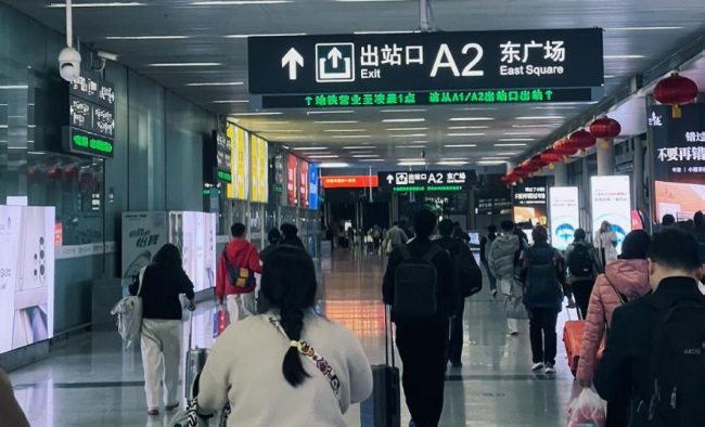 深圳北站到達出站通道燈箱廣告牌收費，深圳北高鐵站廣告大屏價格