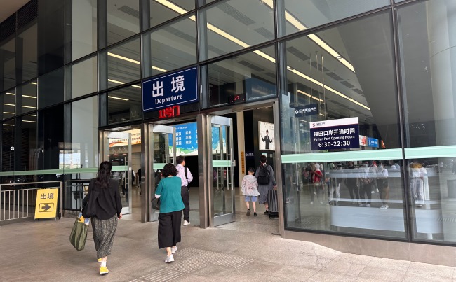 福田口岸出入境必經(jīng)進出口墻面燈箱廣告牌，深圳福田口岸廣告價格