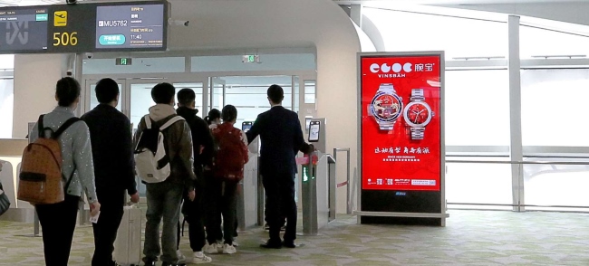 深圳機(jī)場(chǎng)航站樓登機(jī)口電子屏廣告牌，深圳寶安機(jī)場(chǎng)候機(jī)區(qū)廣告價(jià)格