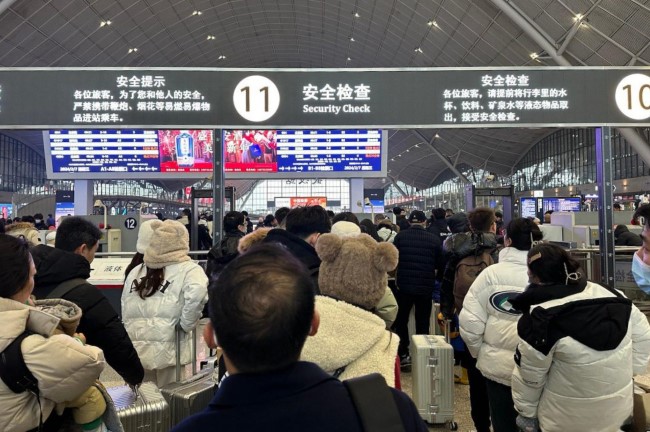 武漢站進(jìn)站安檢候車大廳上方LED大屏廣告，武漢火車站高鐵廣告價(jià)格