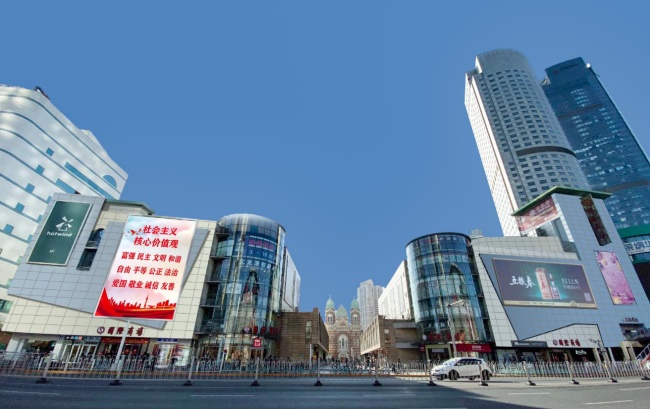 天津和平區(qū)南京路國際商場外立面大牌燈箱廣告，天津大牌廣告價格