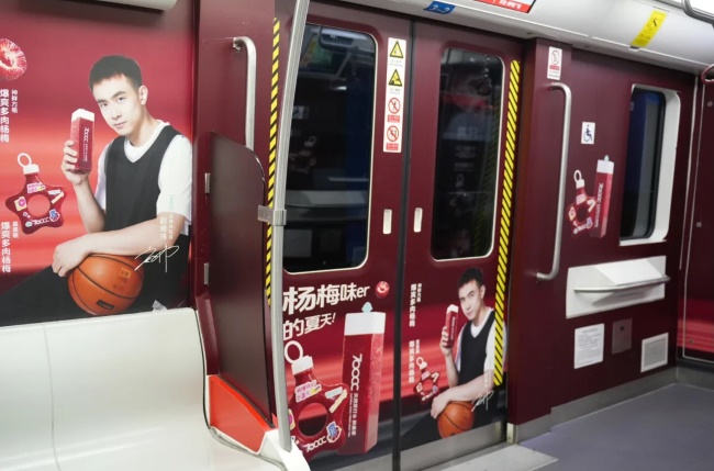沈陽地鐵創(chuàng)意內(nèi)包車貼廣告飲料快消案例，沈陽地鐵列車廣告價格