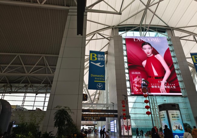 廣州白云機(jī)場出發(fā)大廳玻璃墻高空LED巨屏廣告，廣州機(jī)場廣告價(jià)格