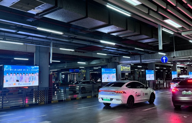 深圳北高鐵站停車場出租車落客區(qū)LED大屏廣告，深圳北站廣告價(jià)格
