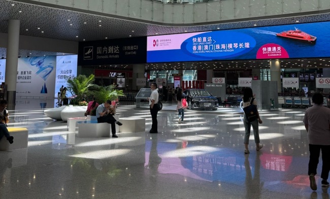 深圳機場到達接機口上方LED橫屏廣告牌，深圳寶安機場大屏廣告價格