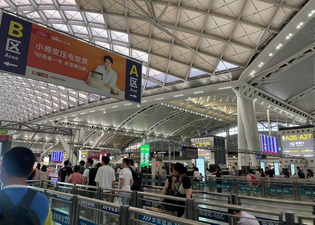 ?廣州南高鐵站候車大廳中央懸掛吊旗看板廣告牌，廣州南站廣告價格