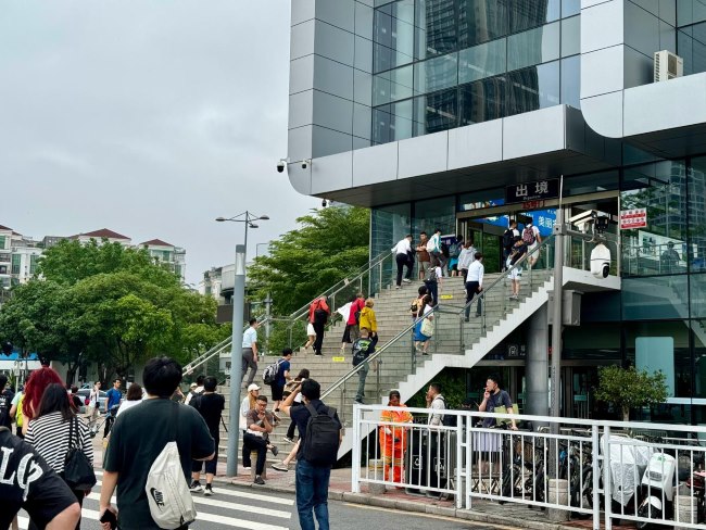 深圳福田口岸入口大廳出境方向正迎面廣告牌，福田口岸廣告價格