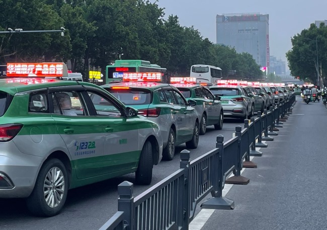 鄭州出租車廣告價格收費，鄭州出租車頂LED彩屏廣告發(fā)布案例圖