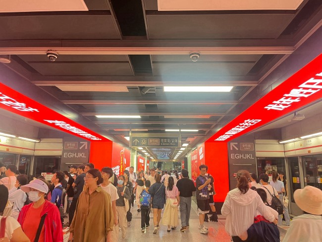 深圳地鐵上梅林站臺換乘通道LED大屏墻貼廣告，深圳地鐵廣告價格
