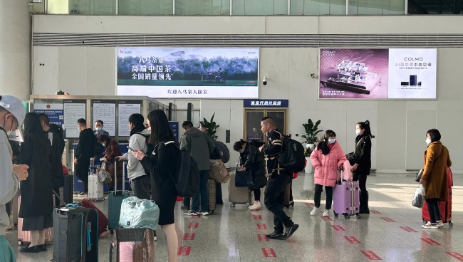 深圳北站到達出站口上方燈箱廣告牌，深圳北高鐵站大屏廣告價格