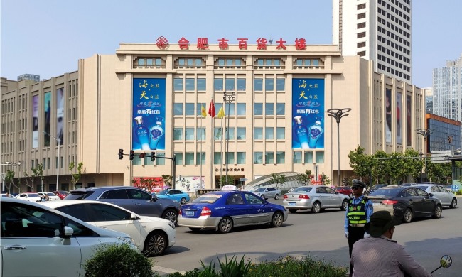 合肥百貨大樓外墻銀泰戶外LED大屏廣告投放，合肥LED大屏廣告價格