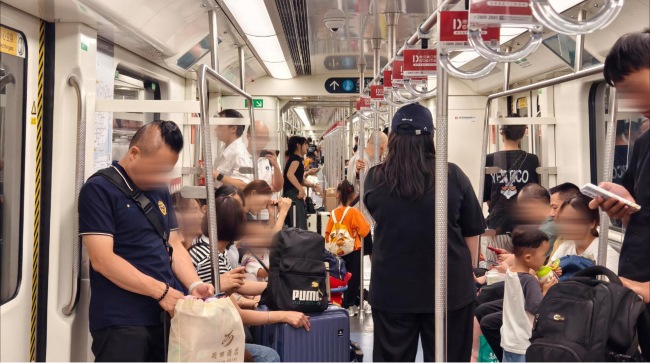 深圳地鐵性價比最高車廂廣告拉手優(yōu)勢案例，深圳地鐵拉手廣告價格