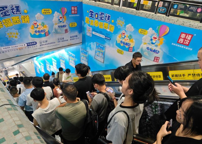 深圳地鐵扶梯旁墻貼廣告價格，深圳地鐵4號線深圳北站出入口廣告