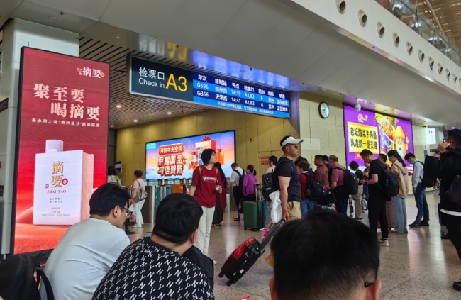 武漢高鐵站候車大廳檢票口燈箱，武漢火車站大屏廣告價(jià)格