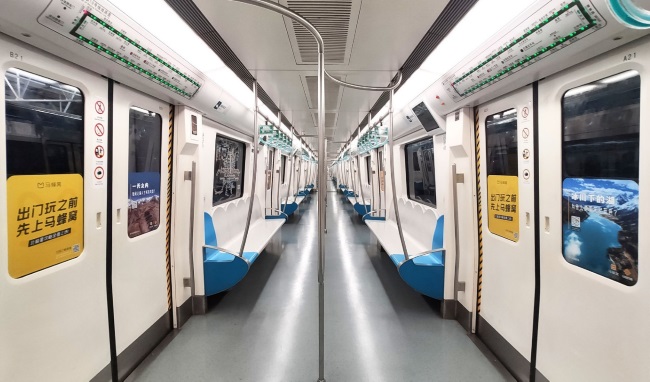 北京地鐵列車門貼廣告投放，北京地鐵車廂玻璃貼廣告價格