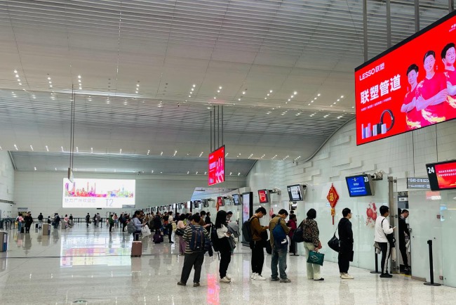 廣州白云機(jī)場T2出發(fā)安檢口LED廣告牌，廣州機(jī)場大屏廣告價(jià)格