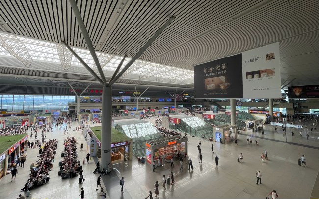 鄭州東高鐵站候車區(qū)檢票口燈箱廣告，鄭州東站廣告大屏價(jià)格