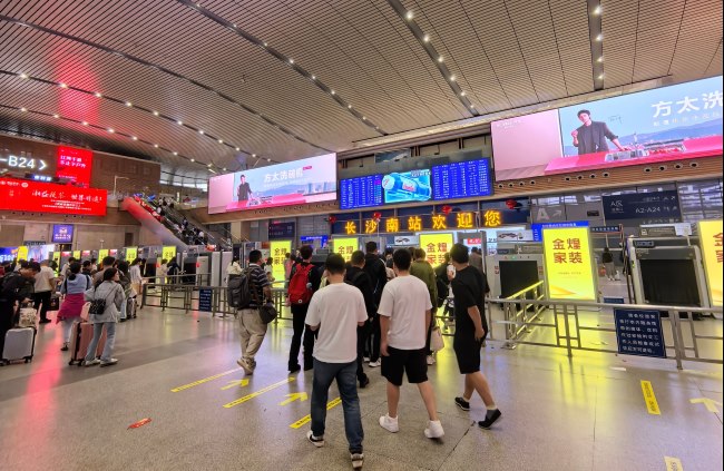 長沙南火車站進(jìn)站安檢口LED雙屏，長沙南站大屏高鐵廣告價(jià)格