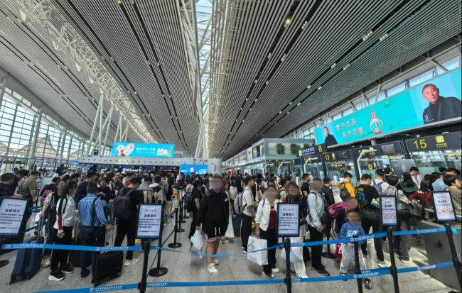 長沙機場T2出發(fā)大廳大屏廣告牌投放，長沙黃花機場廣告價格