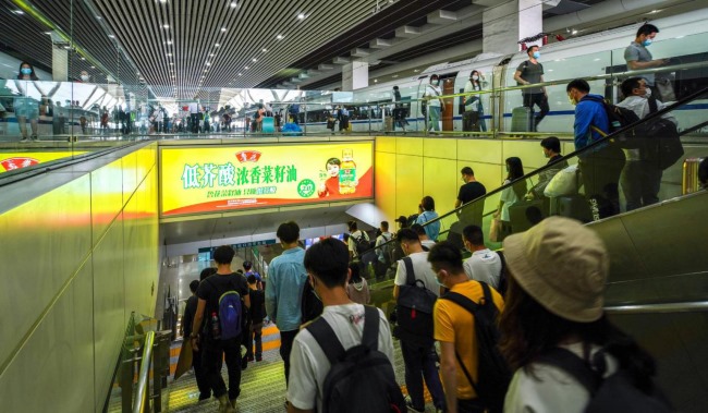 廣州南高鐵站站臺(tái)到達(dá)扶梯廣告投放，廣州南站燈箱廣告價(jià)格