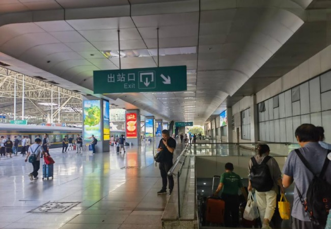 南京站高鐵站臺(tái)燈箱廣告牌投放，南京火車站大屏廣告價(jià)格