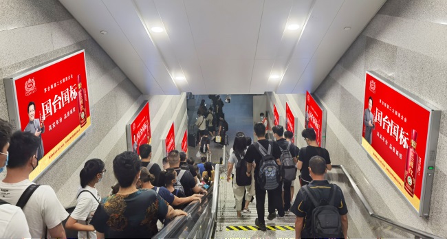 上海虹橋站站臺(tái)出站扶梯燈箱廣告投放，上海虹橋高鐵廣告價(jià)格