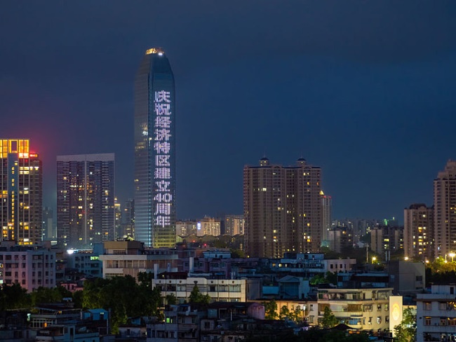 榮燦惠州中心IFC外墻燈光秀廣告投放，惠州LED大屏廣告價(jià)格