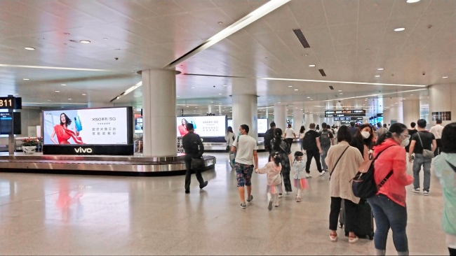 杭州蕭山機(jī)場到達(dá)行李轉(zhuǎn)盤聯(lián)排LED大屏，杭州機(jī)場LED廣告價(jià)格