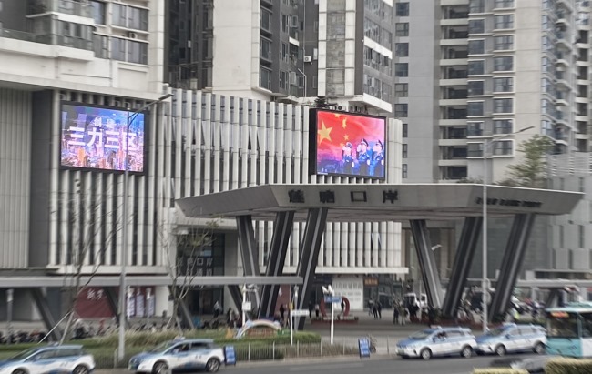 深圳蓮塘口岸羅沙路戶外LED廣告投放，蓮塘口岸大屏廣告價(jià)格