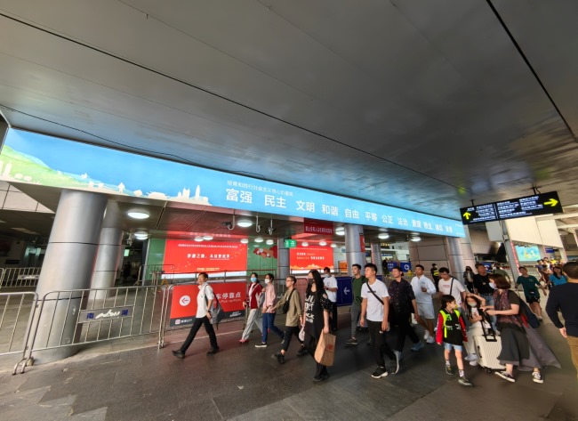深圳羅湖口岸LED大屏廣告投放，羅湖口岸通道燈箱廣告價(jià)格