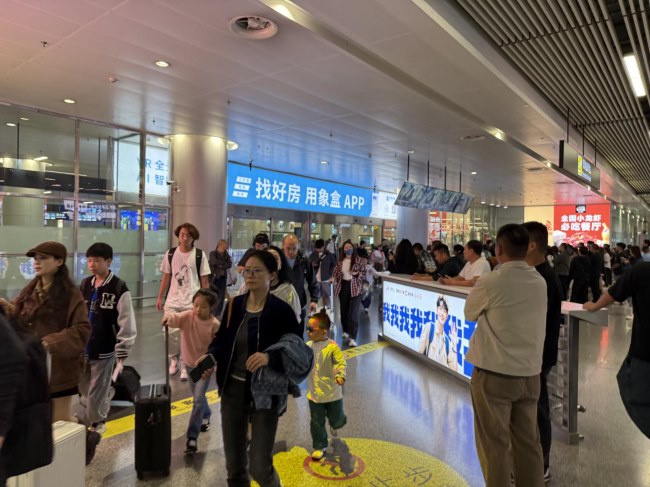 長(zhǎng)沙機(jī)場(chǎng)T2到達(dá)出口橫牌廣告投放，長(zhǎng)沙黃花機(jī)場(chǎng)廣告價(jià)格
