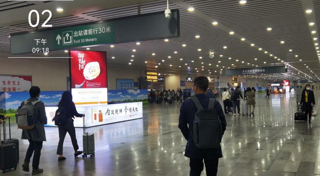 長沙南高鐵站出站通道立柱大屏廣告，長沙南站LED屏廣告價(jià)格
